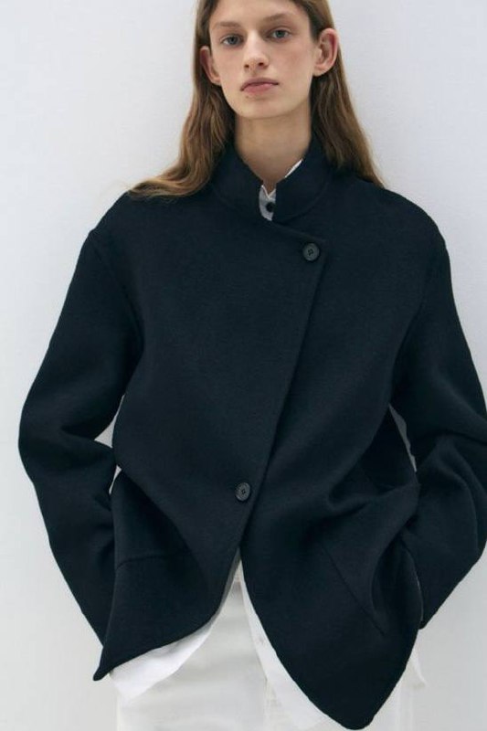 Женское тёмно-синее пальто с высоким воротником и асимметричной застёжкой, мягкая структура ткани, сдержанный городской стиль. Фото из подборки Marie Claire Russia.