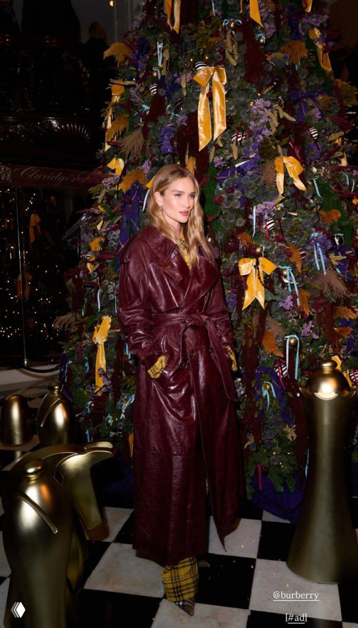 Роузи Хантингтон-Уайтли на открытии ёлки Burberry