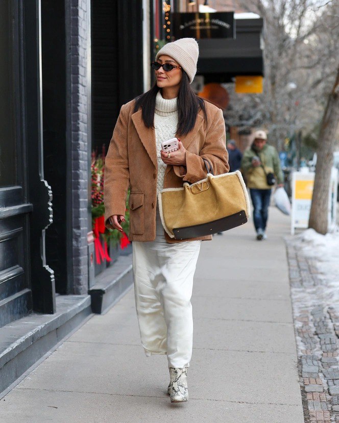 Шэй Митчелл ломает стереотип о белом в зиме