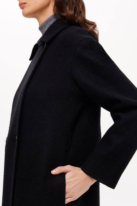 Чёрное пальто классического кроя, боковой ракурс модели подчёркивает рукав и карман — базовый тренч на прохладную погоду. Фото из подборки Marie Claire Russia.