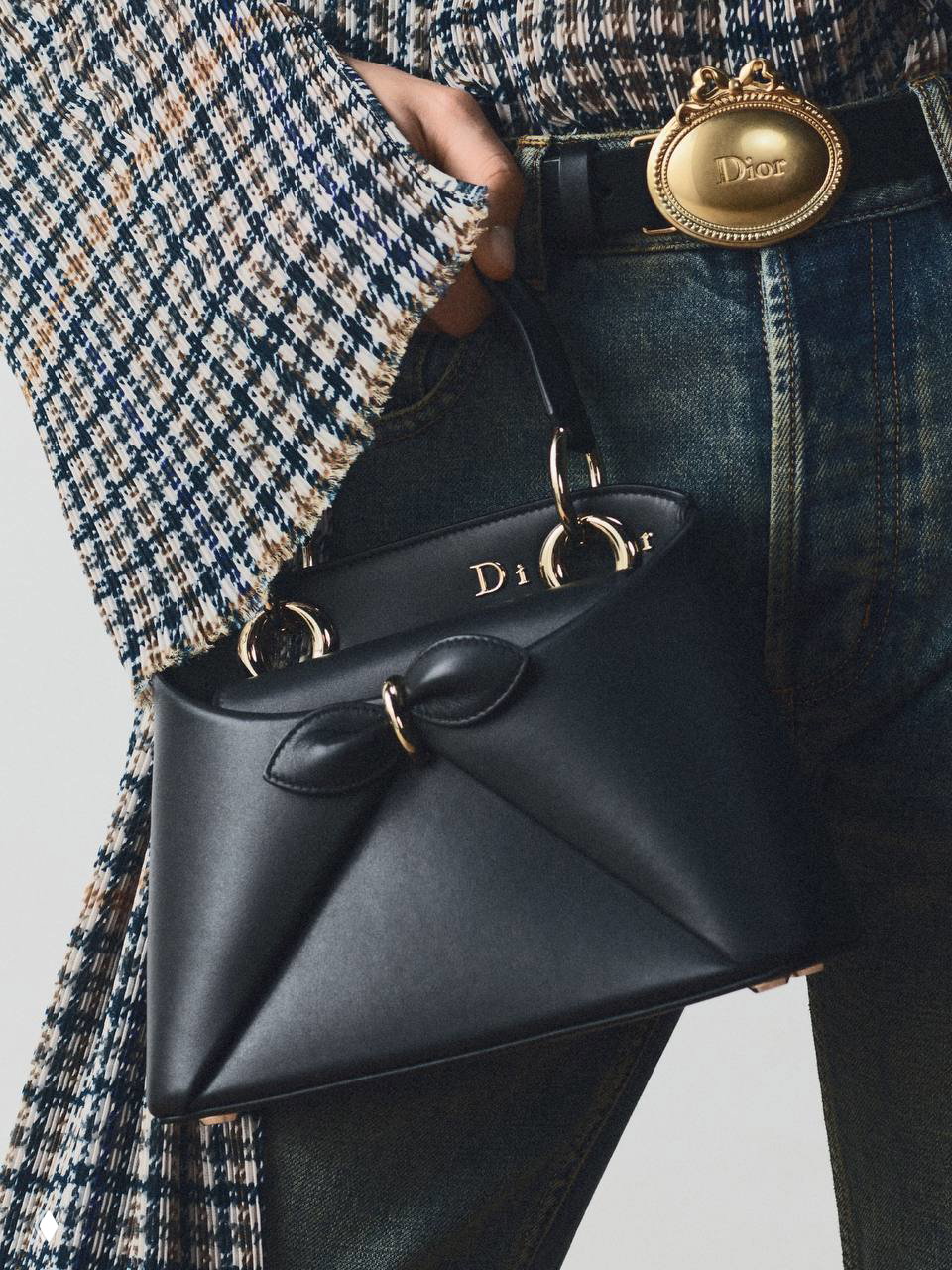Энн Хэтэуэй на прогулке с черной сумкой Dior Cigale — сумка в городском уличном образе, показывает носку модели знаменитостью.