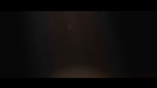 Тизерный кадр к анонсу пятого «Шрека»: тёмный горизонтальный экран с рассеянным светом в центре и едва различимыми контурами сцен и персонажей.