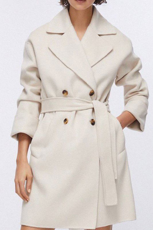 Короткое светлое пальто с поясом и накладными карманами, двубортная пуговичная застёжка, элегантный женственный образ для весны. Фото из подборки Marie Claire Russia.