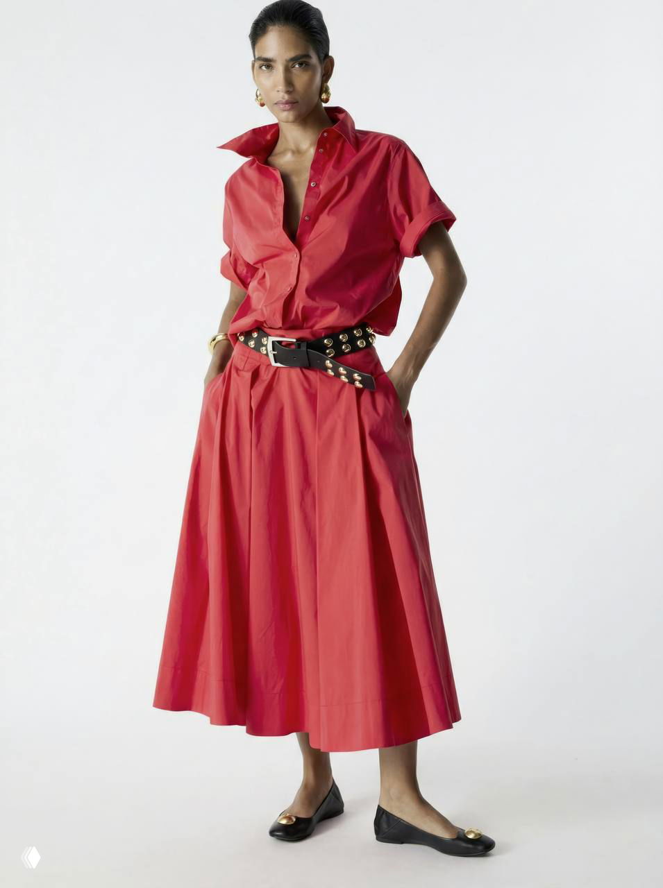 Ярко-красный комплект: свободная рубашка и длинная юбка в однотонном красном, ремень с металлическими элементами — смелый монохромный образ Liu•Jo.