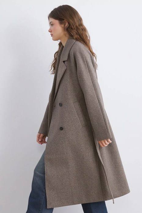 Длинное пальто коричнево-серого тона в деловом стиле, мягкая драпировка и свободный силуэт — образ в движении по городу. Фото из подборки Marie Claire Russia.