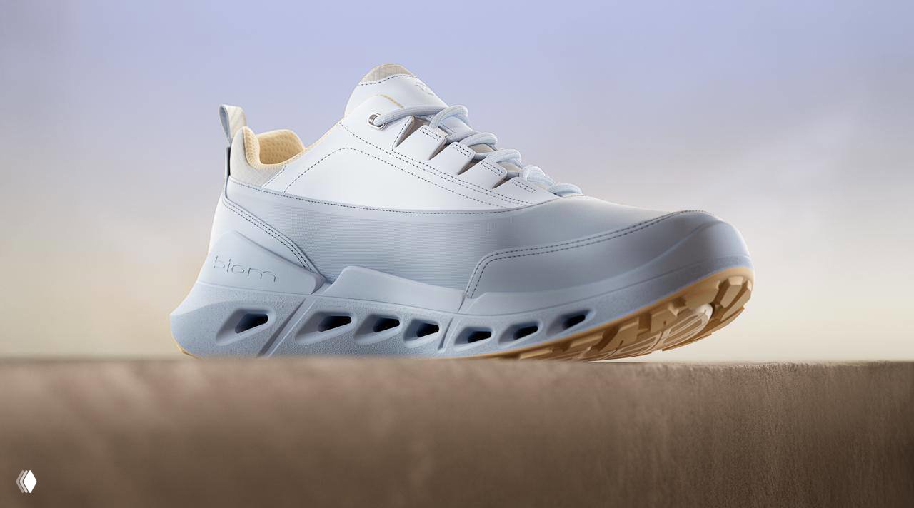 Белые кроссовки ECCO BIOM 720 на нейтральном студийном фоне, вид в профиль с акцентом на массивной подошве и вентиляционных отверстиях, чистый силуэт