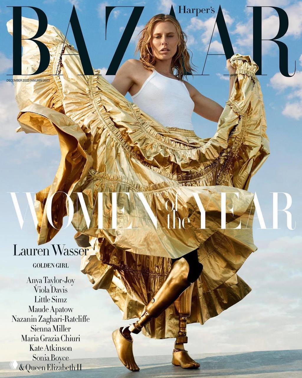 Обложка Harper's Bazaar с Лорен Вассер в летящем золотом платье: крупный кадр, подчёркивающий её золотые протезы как центральный визуальный мотив съемки.