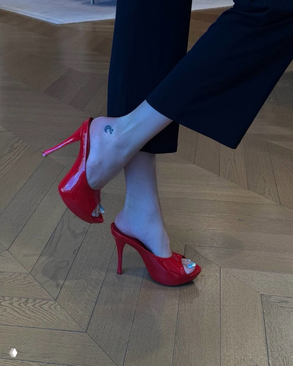 Коллекция обуви Беллы Торн: Gucci и кроксы-акулы
