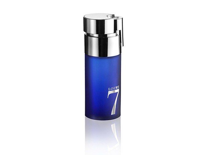 Флакон Loewe 7 синего цвета: компактный цилиндрический флакон с металлическим распылителем и номером 7, минималистичная предметная фотография аромата.