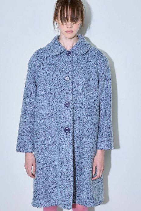 Короткое пальто в мелкий узор светло-голубого тона, округлый воротник и крупные пуговицы придают модели ретро-нотки в современном исполнении. Фото из подборки Marie Claire Russia.