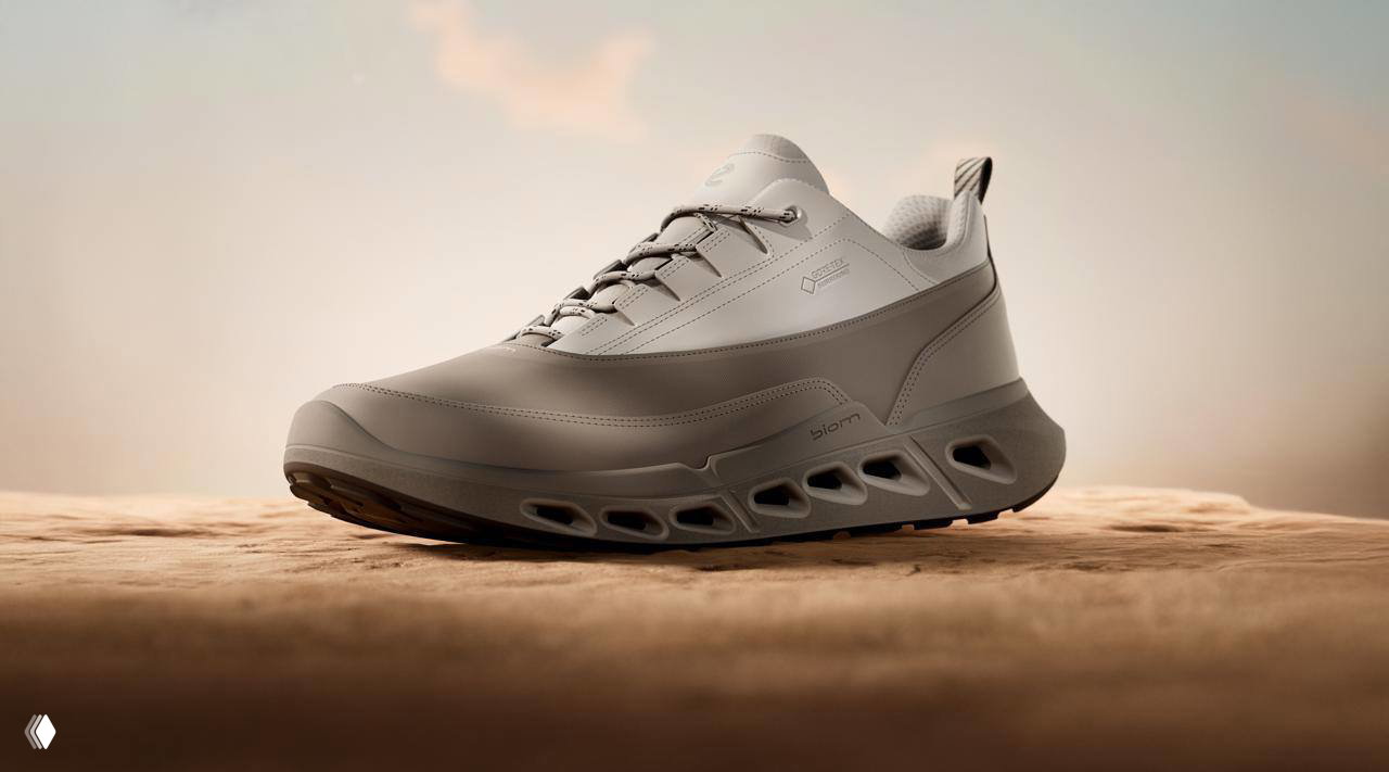 Серые кроссовки ECCO BIOM 720 на светлом фоне, полуоборот; хорошо видна верхняя часть, логотип GORE-TEX и подошва с технологией BIOM