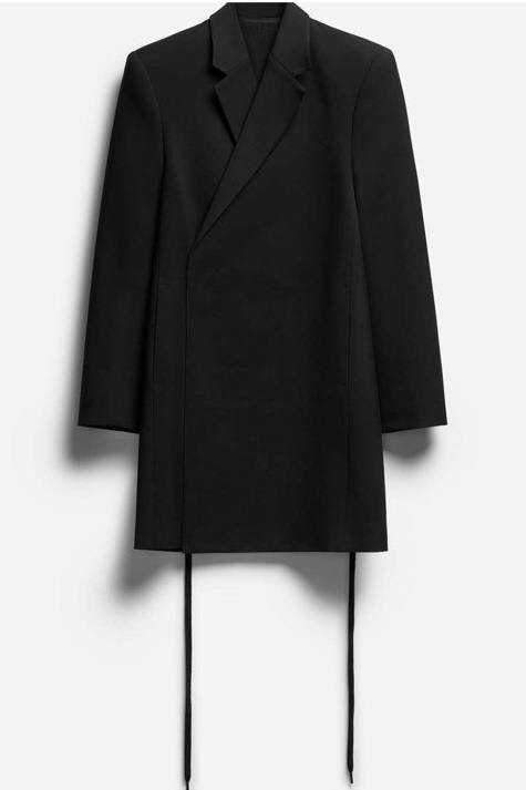 Чёрное пальто с прямым кроем и декоративными шнурками внизу, минимализм в деталях, универсальный верх для холодного межсезонья. Фото из подборки Marie Claire Russia.