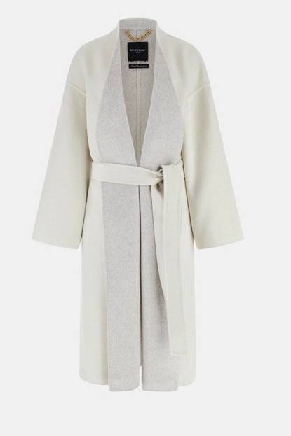 Уютное пальто оттенка слоновой кости с воротником-шалью и контрастной подкладкой, пояс для регулировки посадки — универсальный вариант на весну. Фото из подборки Marie Claire Russia.