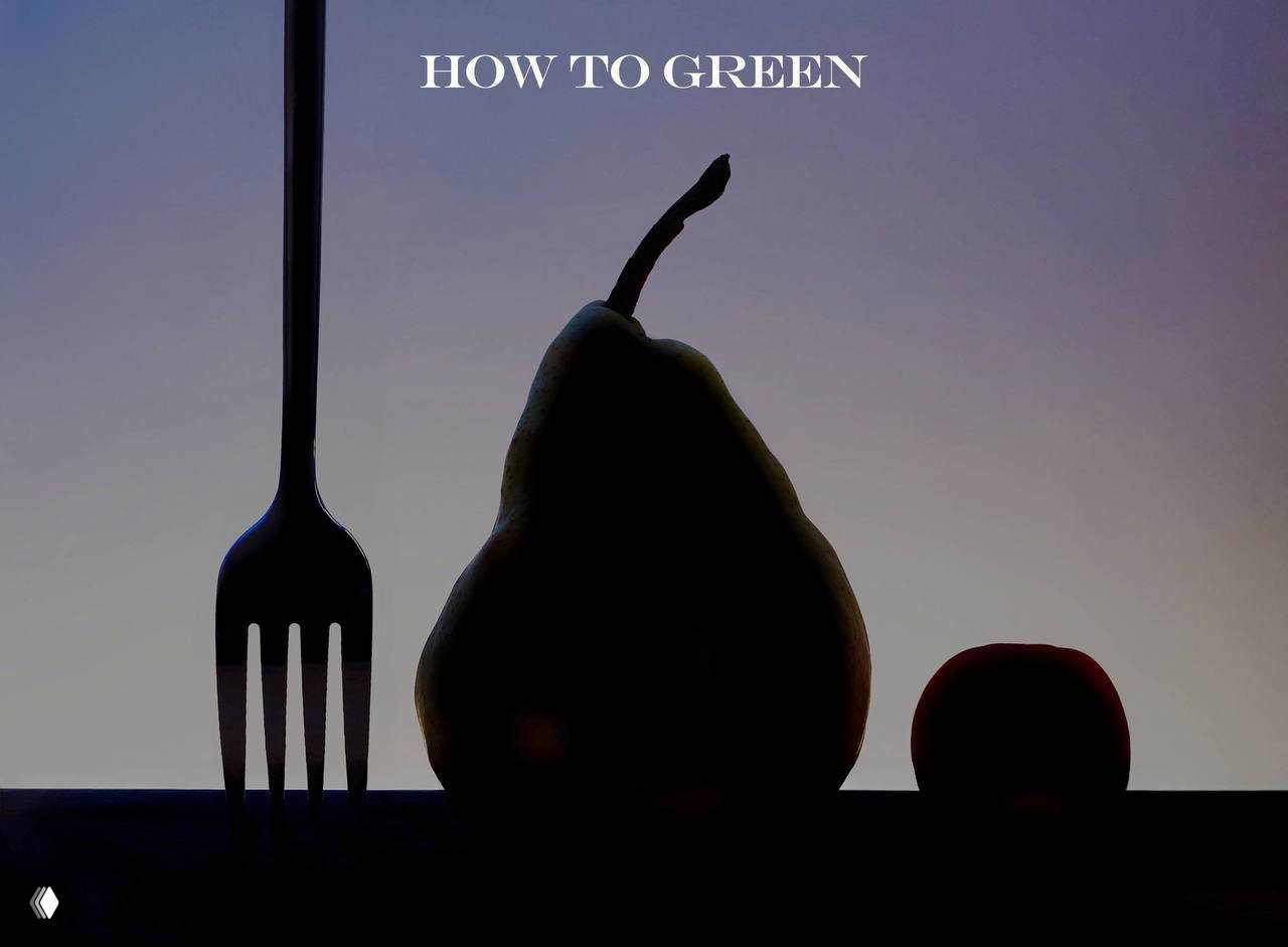 Силуэтная композиция: груша, вилка и маленькая ягода на приглушённом фоне; сверху надпись HOW TO GREEN, иллюстрация к материалу.