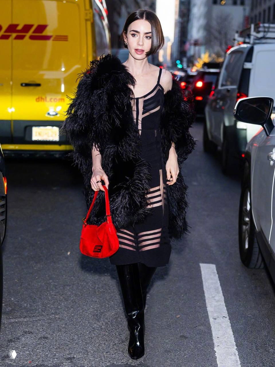 Лили Коллинз и Виктория Бекхэм на шоу Джимми Фэллона