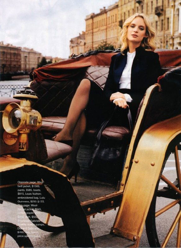 Портретный кадр Эми Вессон из архива Marie Claire (2001): длинный плащ, динамичная поза и стилизация в духе русского Ренессанса и ретро-моды.