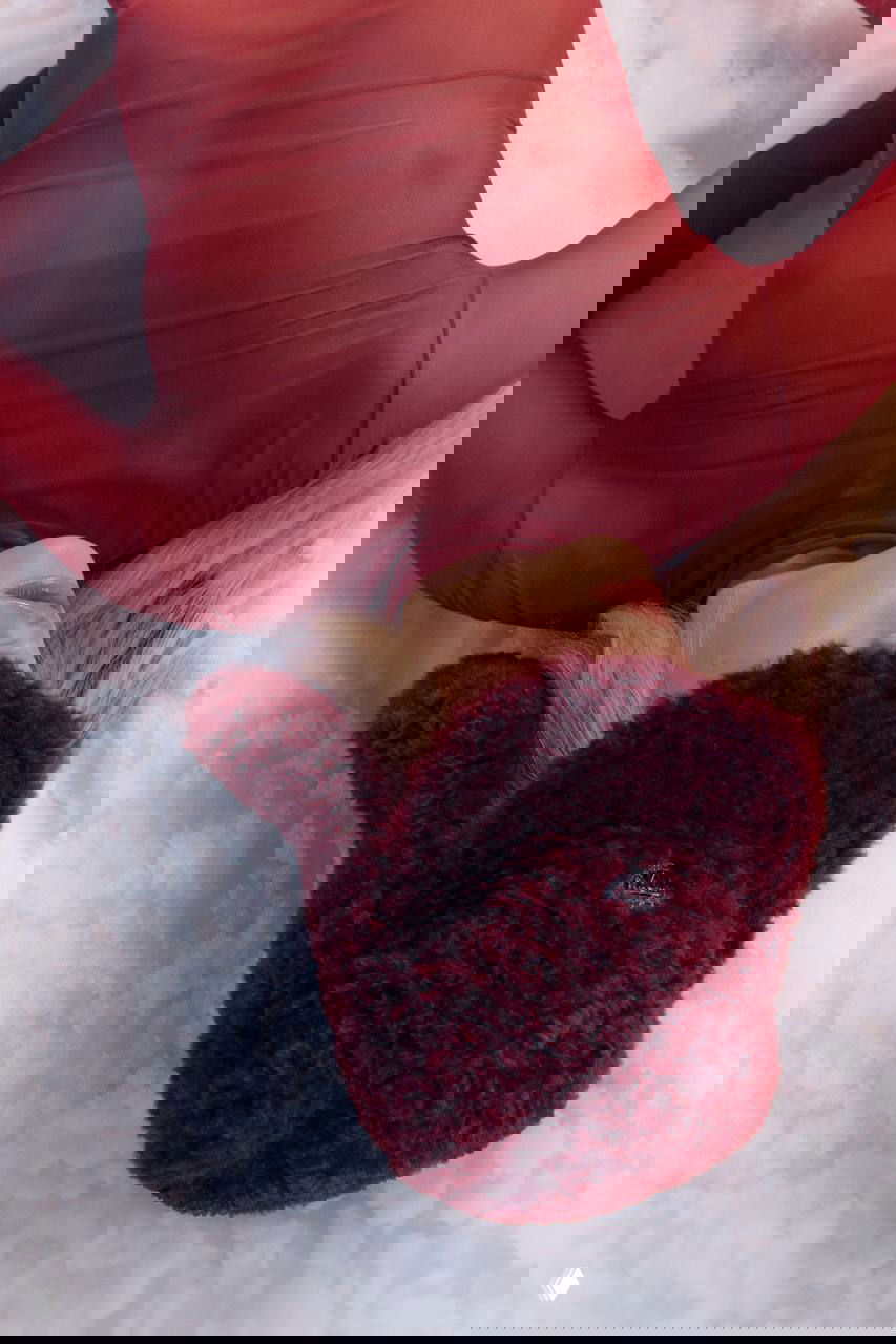 Модель в коже с меховыми вставками и чулках позирует на снегу — сочетание роскоши меха и кожаной фактуры, настроение 90‑х.