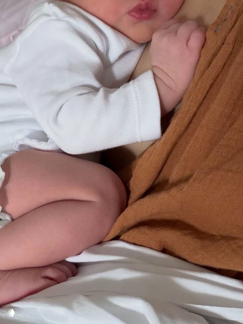 Крупный план маленькой ручки и ножки новорождённой Майлы, кадр подчёркивает хрупкость и нежность младенца в первые дни жизни.