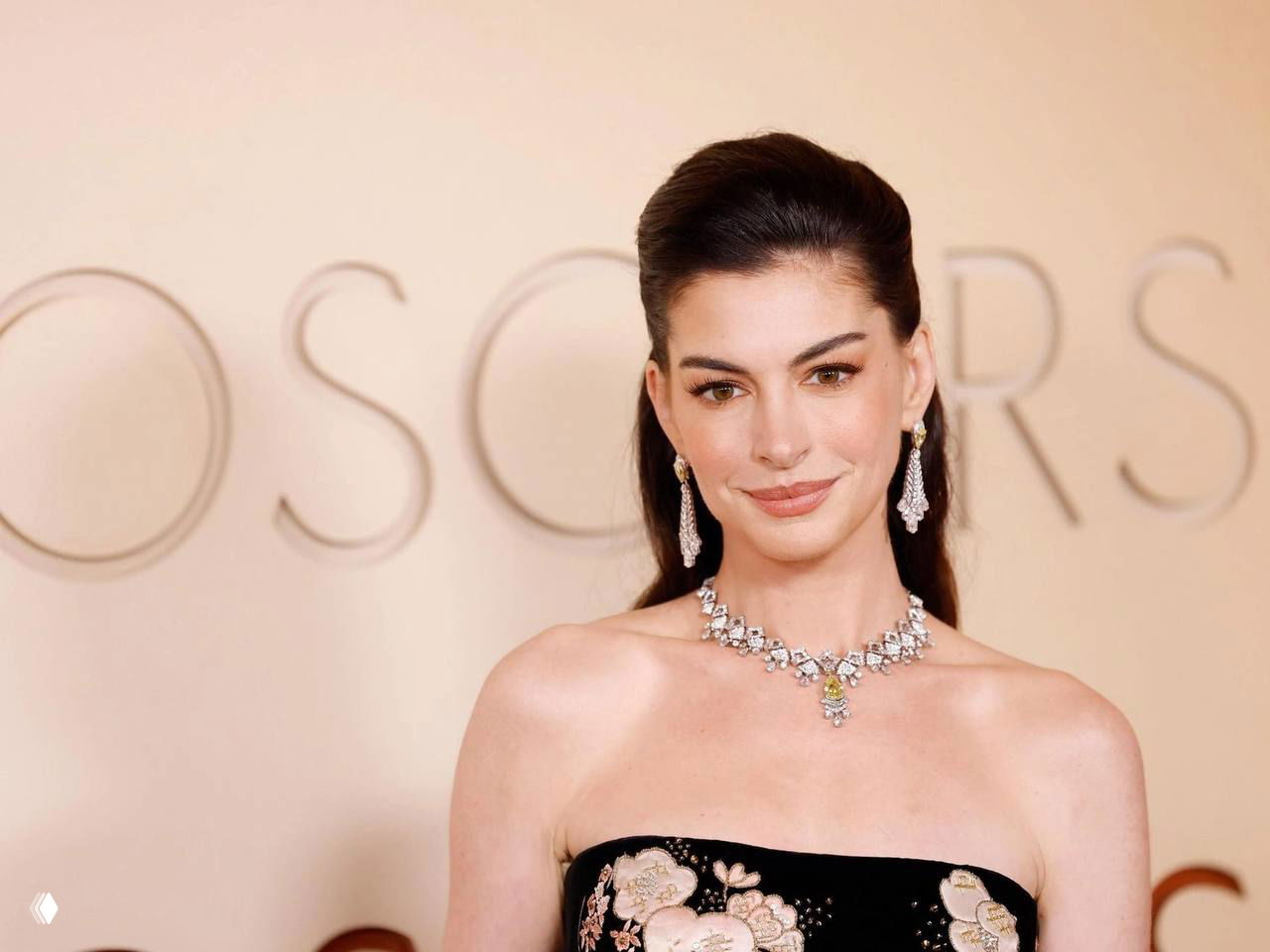 Портрет женщины с тёмными волосами и классическим макияжем: лёгкая дымка на глазах, ровный тон и натуральный румянец.