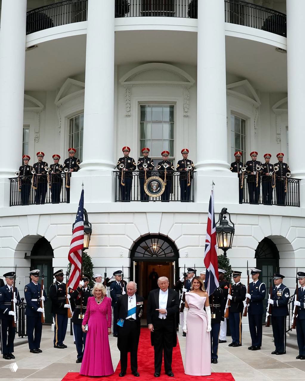 Широкий вид фасада Белого дома с колоннами, почетным эскортом и гостями на красной дорожке во время официального приема.
