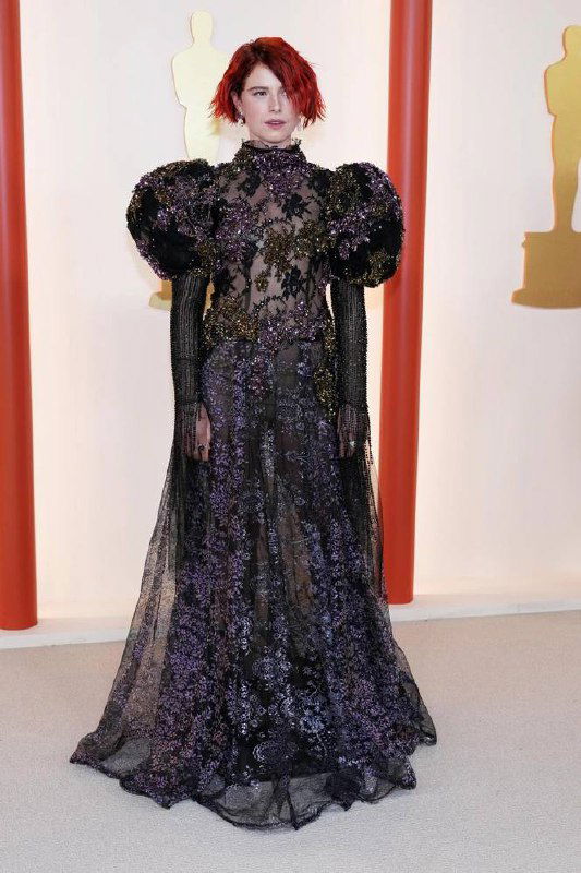 Джесси Бакли в прозрачном кружевном платье с объёмными рукавами и сложной отделкой, полный рост на красной дорожке, театральный образ