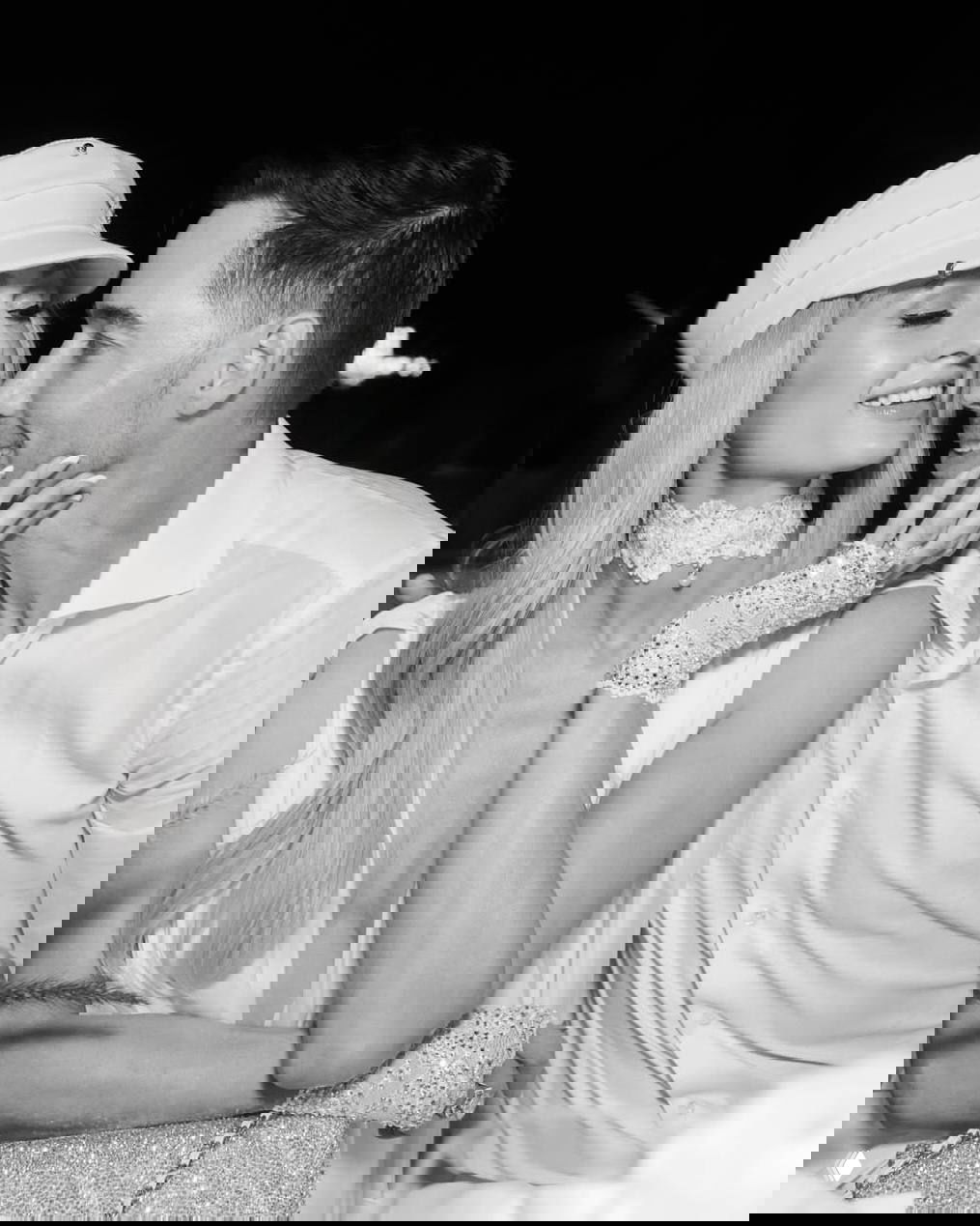 Чёрно-белый крупный портрет Перис Хилтон и Картера Руума: нежный момент общения, акцент на эмоциях и стилизованной эстетике фото.