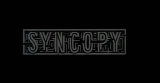 Темный кадр с логотипом продюсерской компании Syncopy на черном фоне — эмблема, связанная с фильмами Кристофера Нолана.
