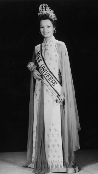 Чёрно-белый портрет победительницы в мантии и диадеме — официальное фото на церемонии с акцентом на корону и торжественный образ.