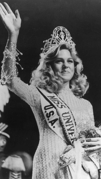 Победительница с лентой «Miss USA» и короной — чёрно-белое фото, демонстрирующее американский образ и эволюцию сценического макияжа и причёсок.