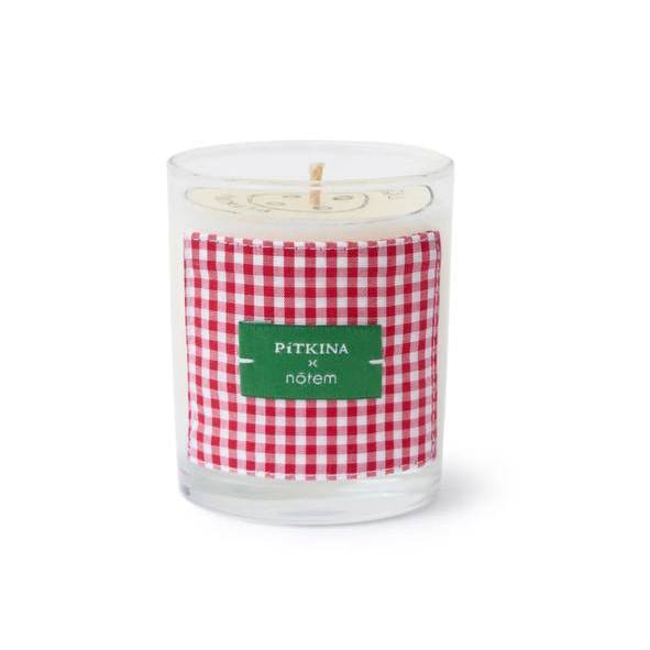 Свеча в прозрачном стеклянном стакане с клетчатой этикеткой Pitkina — небольшая ароматическая свеча в стильной упаковке для подарка.
