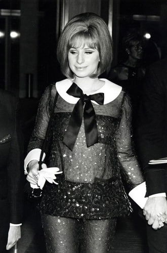 Барбра Стрейзанд в сетчатом брючном костюме на чёрно-белом фото, эффект прозрачности и неординарный образ эпохи конца 1960-х.