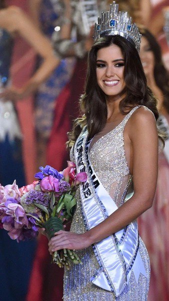 Портрет победительницы в диадеме и ленте, цветное фото — современный рекламный стиль с вниманием к деталям короны и цветочной композиции.