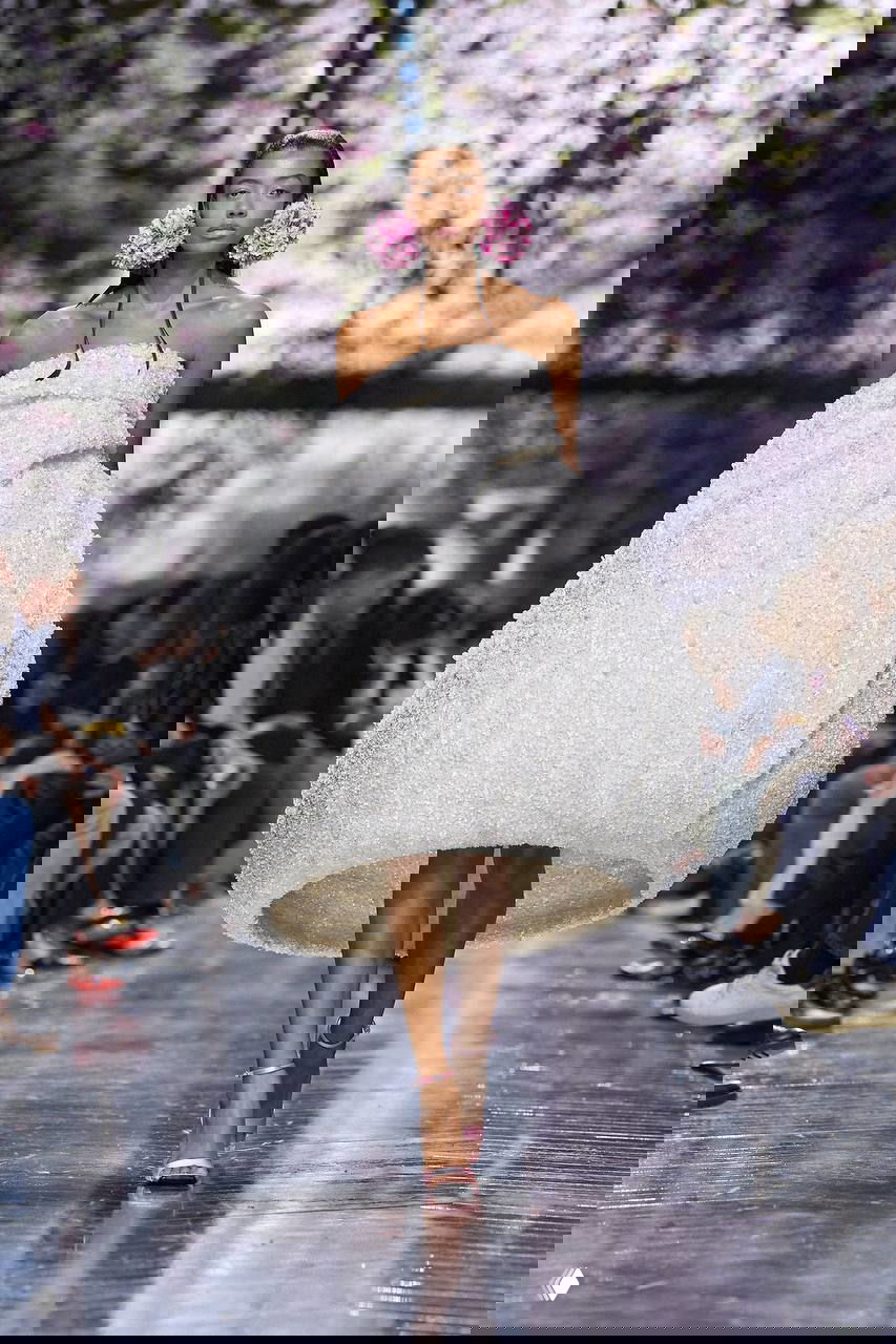 Пышное белое платье-шар, украшенное текстурой, на подиуме; образ Джонатана Андерсона для Dior, вдохновлённый формами природы и цветами.