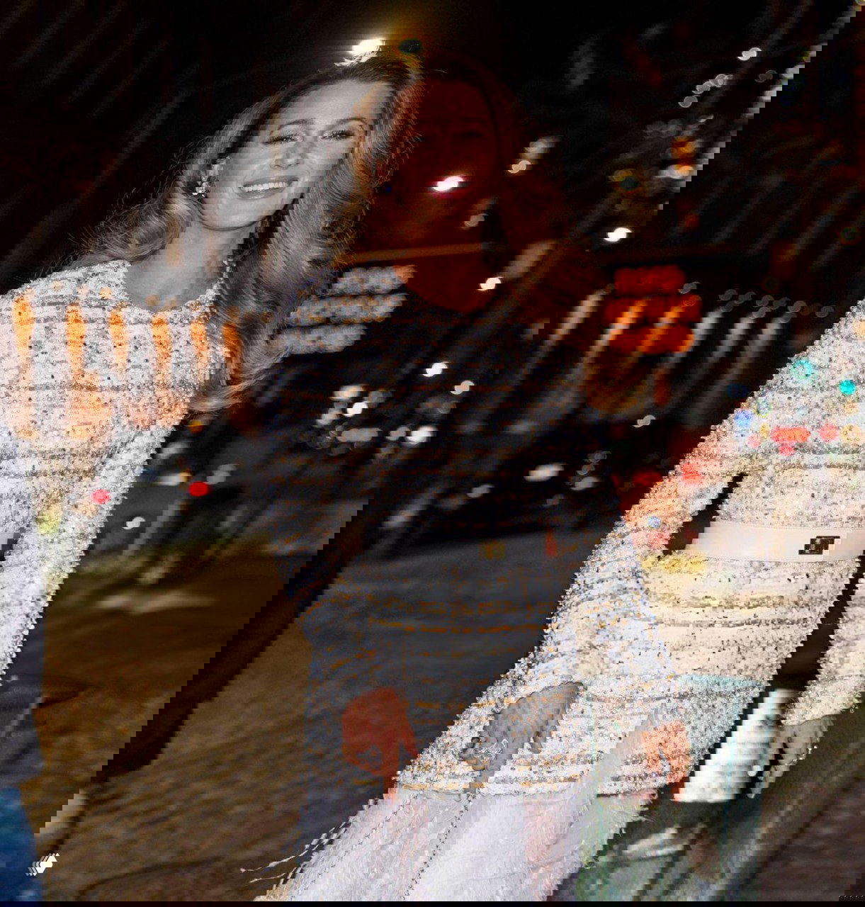 Крупный план: Блейк Лайвли в твидовом жакете и белом поясе, деталь образа и сверкающие аксессуары на ночной улице Нью‑Йорка