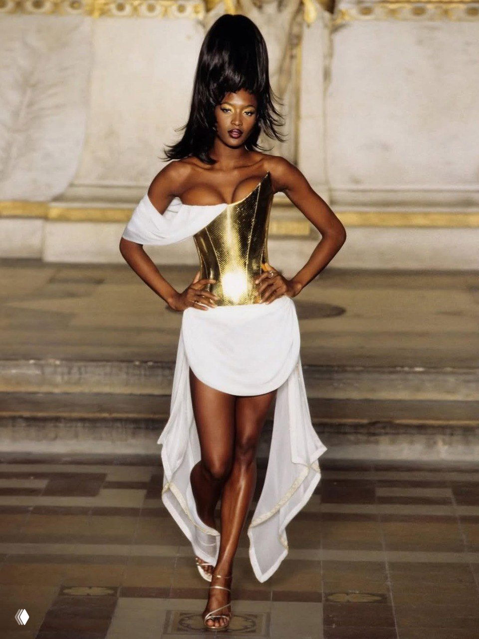 Наоми Кэмпбелл на подиуме в платье Givenchy 1997 с пышным хвостом, классический показ мод с золотым корсетом и белой драпировкой