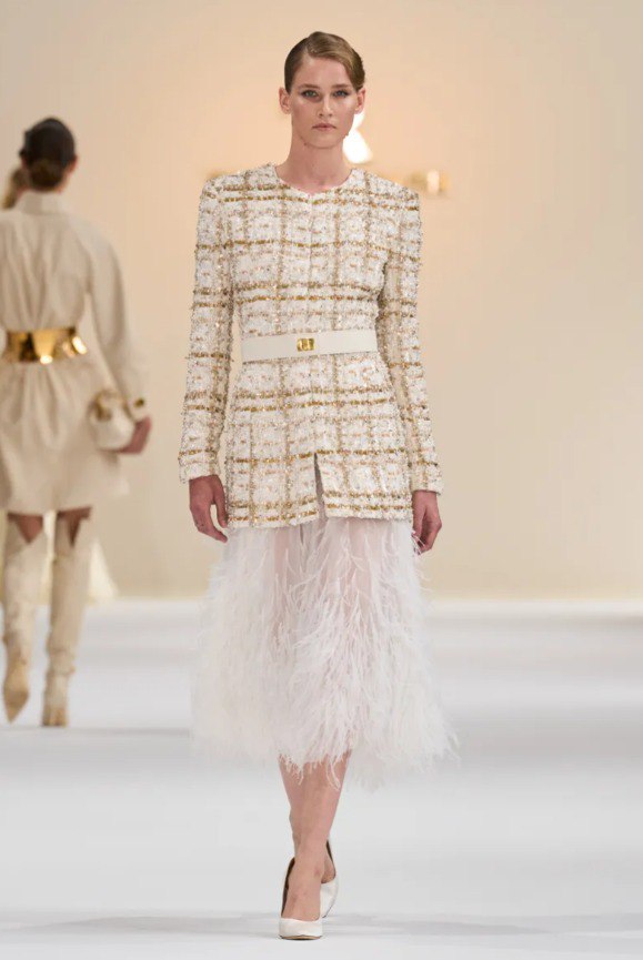 Показ: модель в оригинальном кутюрном комплекте Tamara Ralph с перьевым подолом, демонстрирующая образ, который повторила Блейк Лайвли