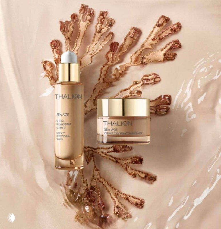 Флакон и баночка линии Thalion Sea Age на светлом декоративном фоне с морскими мотивами; люксовая упаковка и текстура средства.