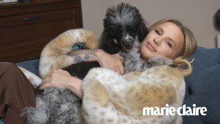 Валерия Гай Германика на диване, обнимает собак; кадр из материала Marie Claire о её домашних питомцах и уютной атмосфере заботы.