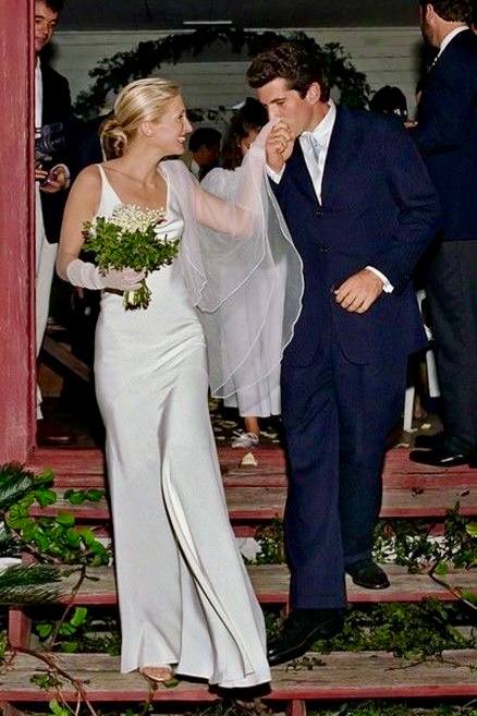 Женщина и мужчина идут за руку по улице, кадр уличной хроники с нейтральным фоном и городской обстановкой, архивный снимок.