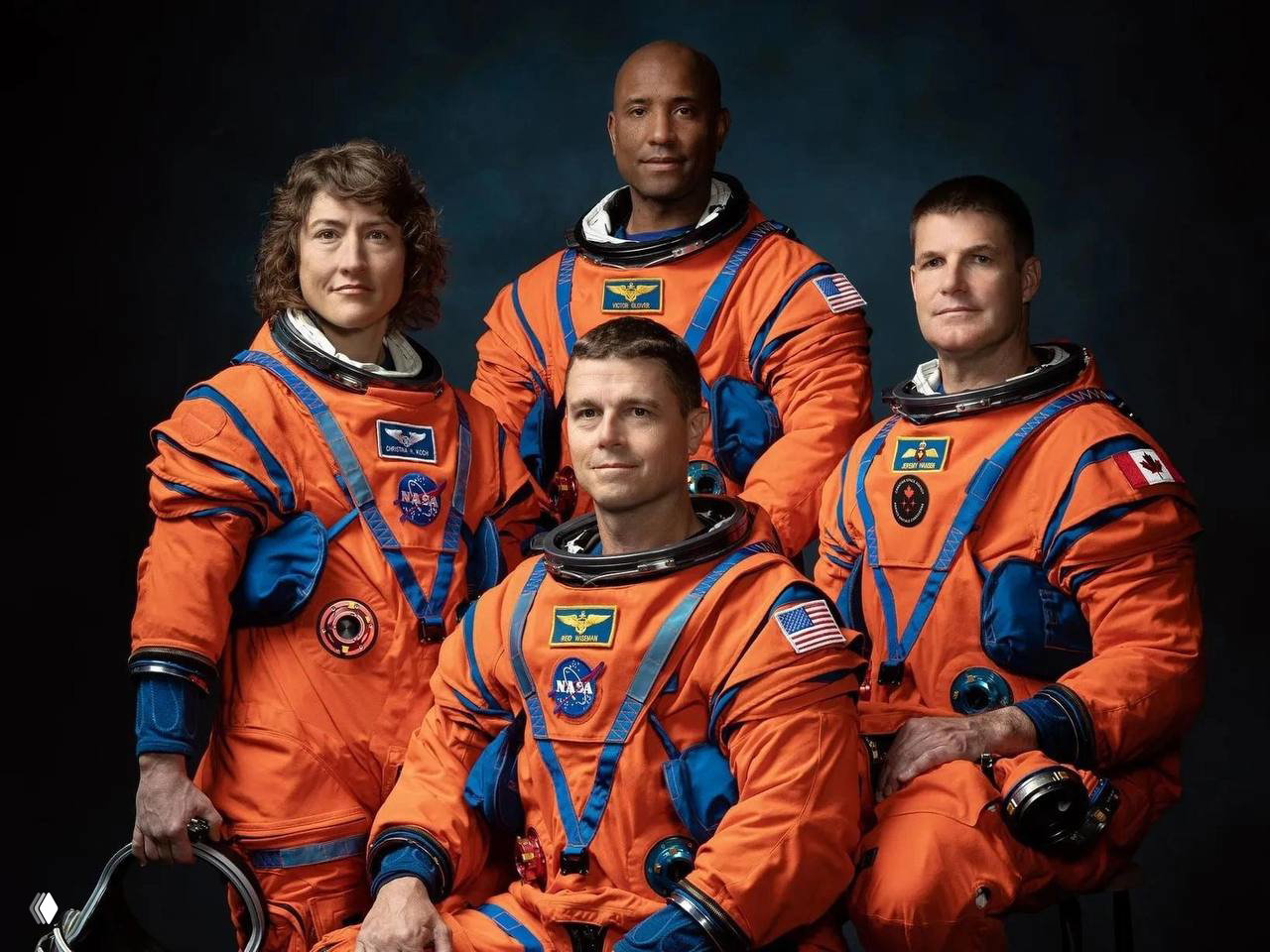 Групповой портрет четырёх астронавтов миссии «Артемида‑2» в оранжевых скафандрах — Кристина Кук и её коллеги.