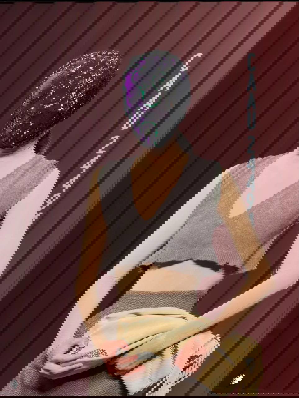 Модель в вязаном кроп‑топе и украшенной маске; сочетание простых трикотажных форм с декорированной маской и нейтральной палитрой.