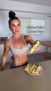 Сенада подаёт куриный салат в листьях салата (lettuce cups); фото подчёркивает лёгкий белковый вариант для завтрака.