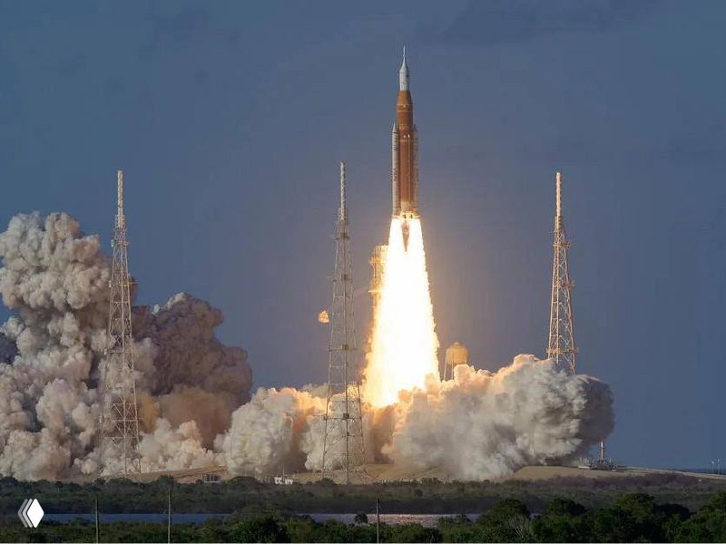 Старт ракеты с мыса Канаверал при запуске миссии «Артемида‑2»: дым и пламя у пусковой установки в момент подъёма.