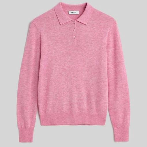 Розовый джемпер-поло 2Mood на нейтральном фоне, вид спереди, мягкая текстура трикотажа и классический воротник-поло.