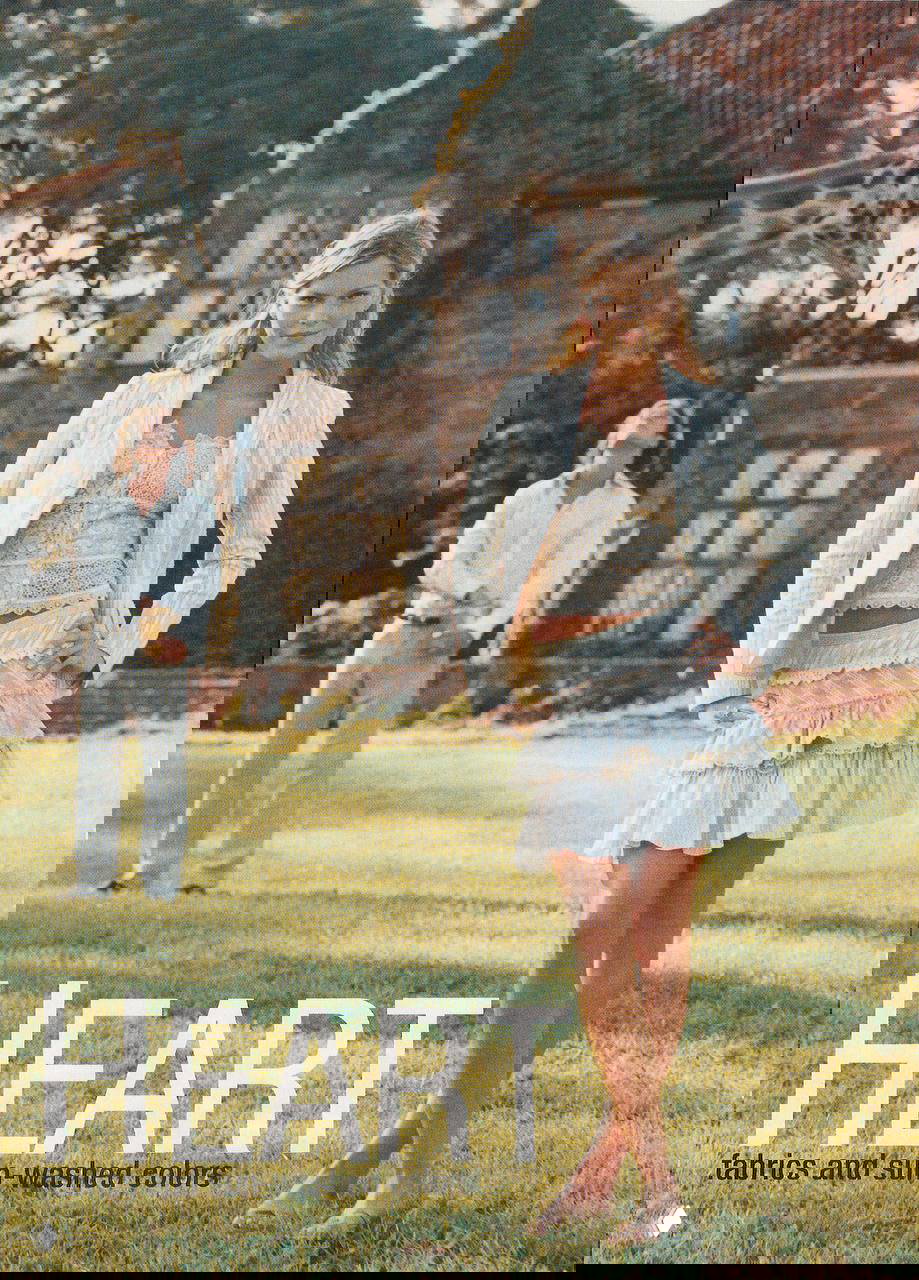 Модель в лёгком летнем образе у усадьбы: кружевной топ, плиссированная юбка и пиджак в романтическом стиле съёмки для журнала.