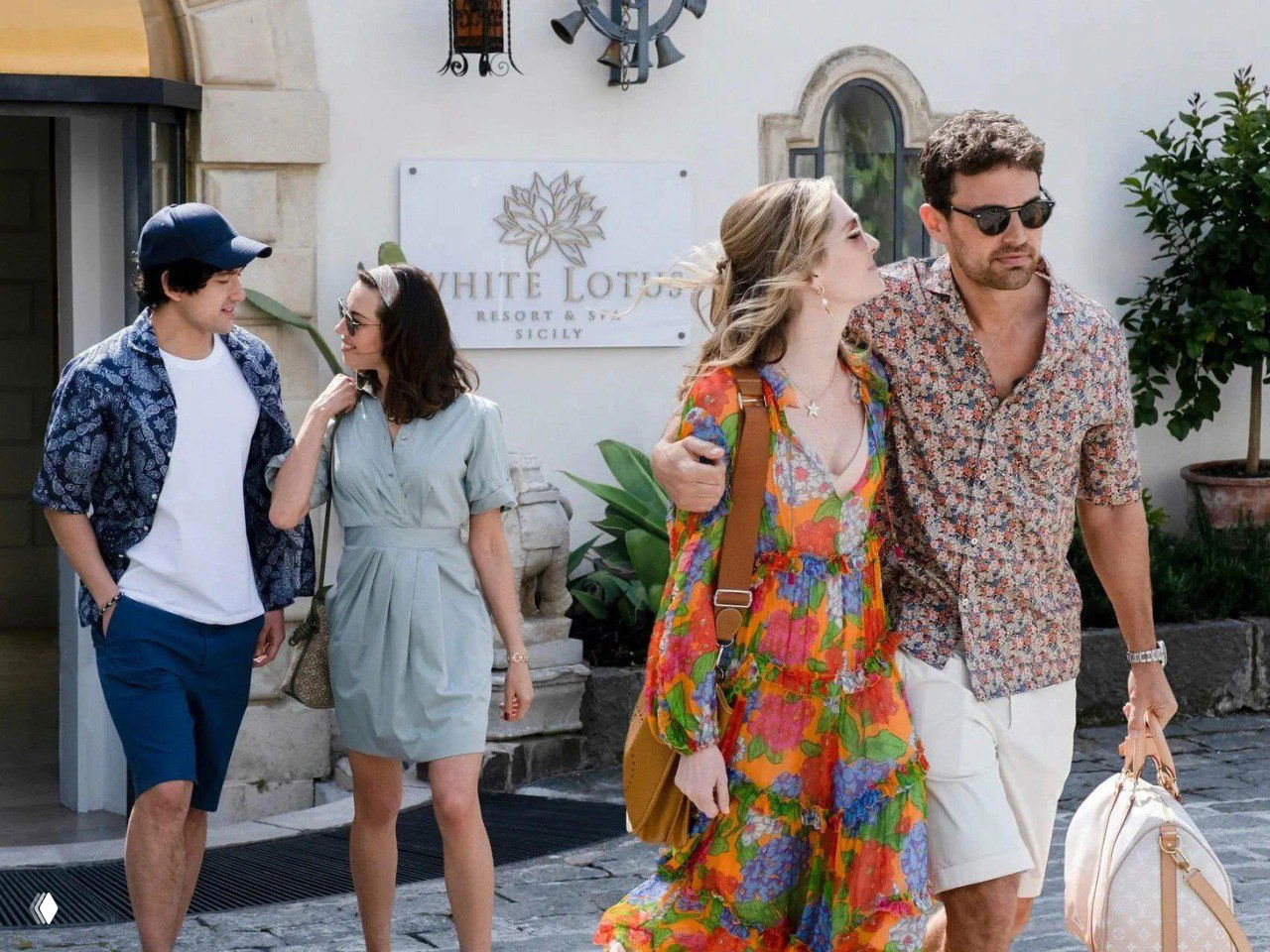 Пляжная терраса с зонтиками и шезлонгами на фоне моря и яхт у горизонта — вид прибрежной зоны Сен-Тропе на Лазурном берегу.