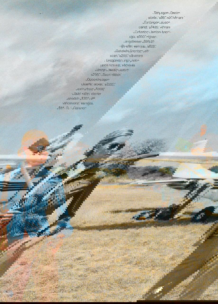 Кадр у самолёта: модель в джинсовой куртке и солнцезащитных очках на фоне самолёта и багажа, настроение путешествия и сафари.