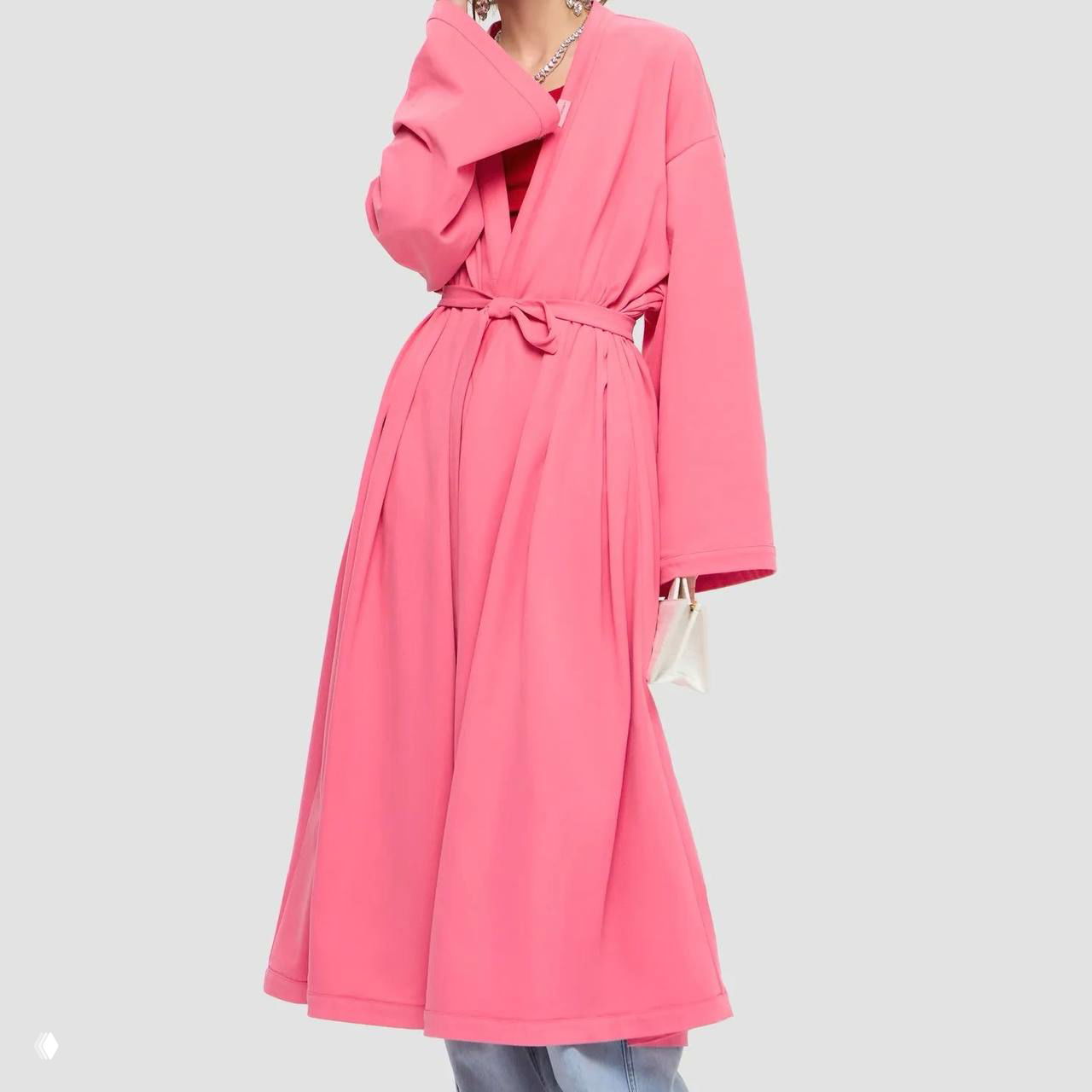 Розовый халат Monochrome в полный рост на модели, пояс на талии и свободный силуэт, минималистичный фон.