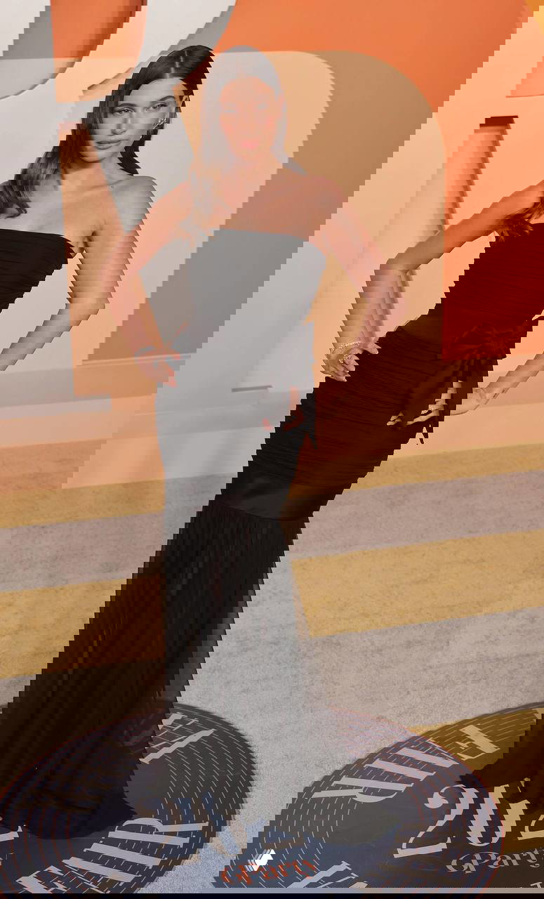 Селфи в зеркале: женщина в коричневом жакете и мини-юбке делает фото на смартфон, образ в стиле повседневного винтажа.