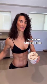 Сенада улыбается и держит упаковку японского чизкейка — десерт показан как часть подборки завтраков в ролике.